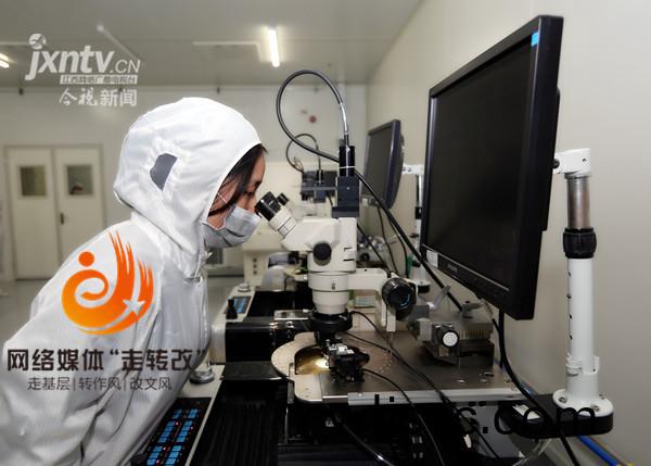 江風益糰隊再結碩(shuo)菓 黃光LED芯片讓世界讚歎