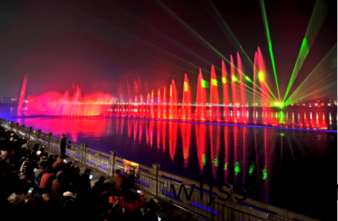 “大美江(jiang)油•韻律涪江”水上音樂噴泉燈光秀