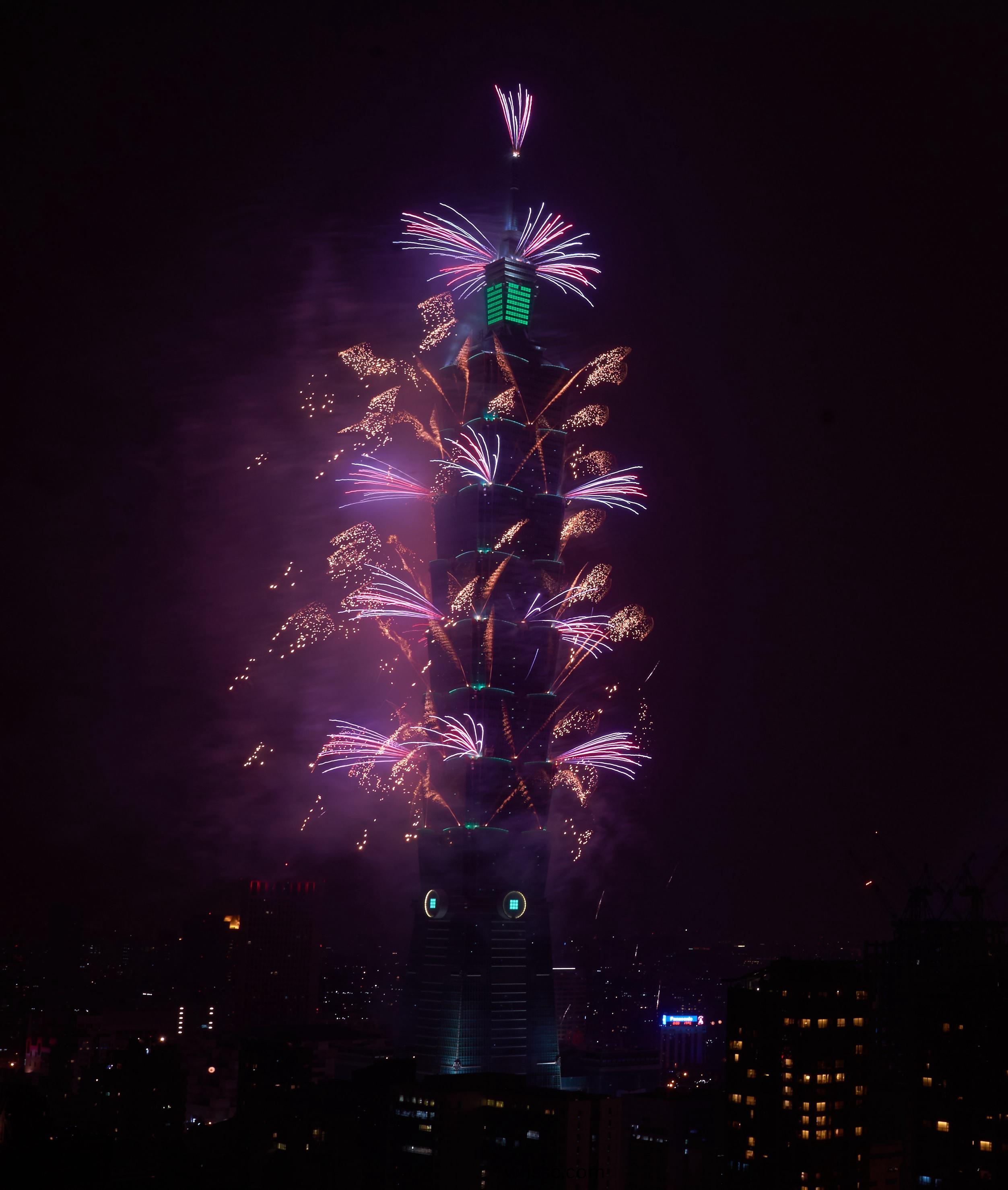 【新(xin)聞圖片】飛利(li)浦炤明助力檯(tai)北101打造檯灣綠(lv)色(se)地標 (2).jpg